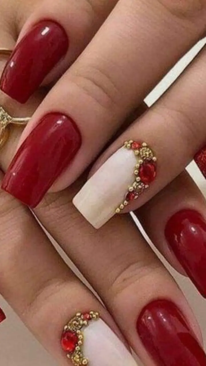 Unhas vermelhas decoradas