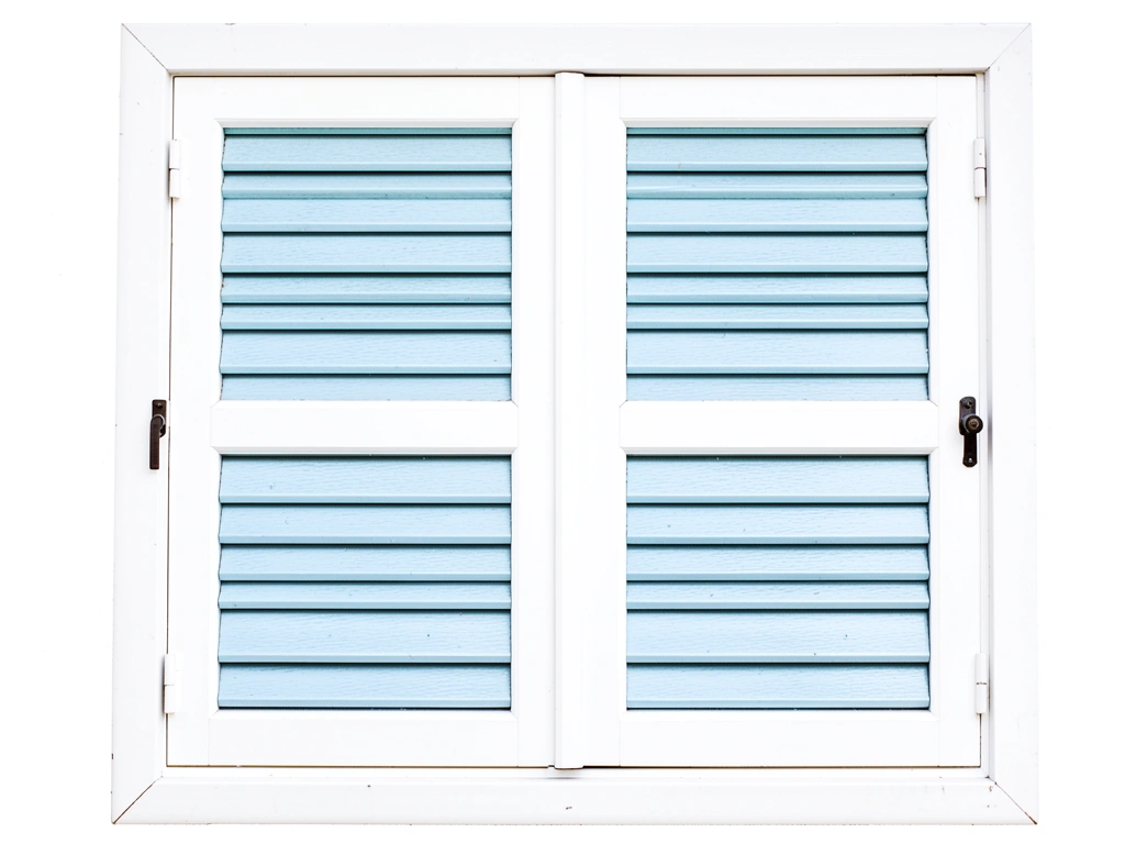 Persianas de correr azul claro com ripas horizontais em janela branca de grade, puxadores metálicos escuros, fundo branco nítido.