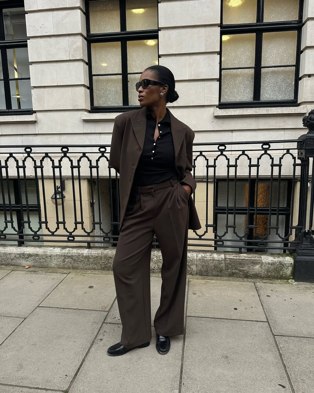 calça wide leg marrom