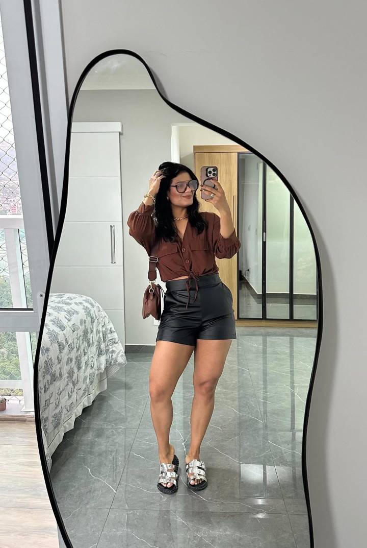 look com short de couro preto para noite