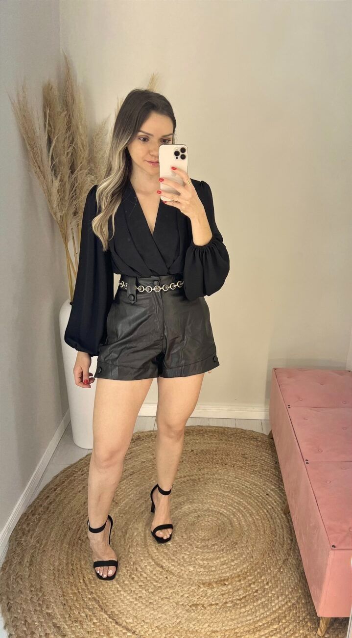 look de balada com short de couro