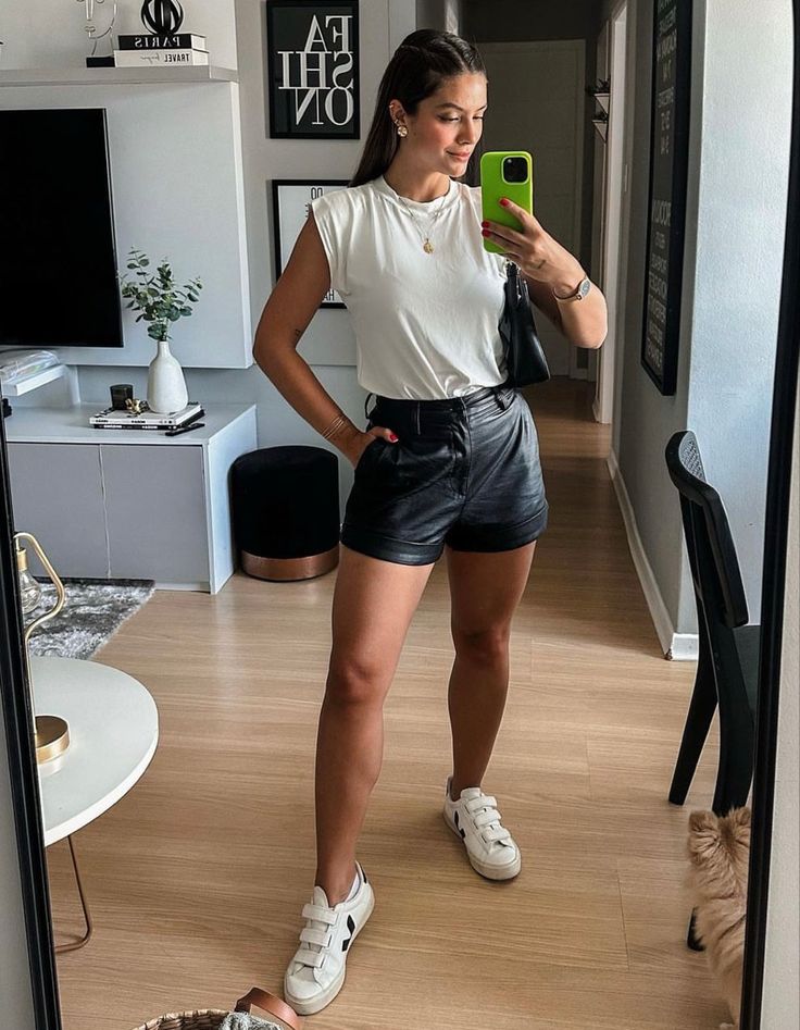 look elegante com short de couro