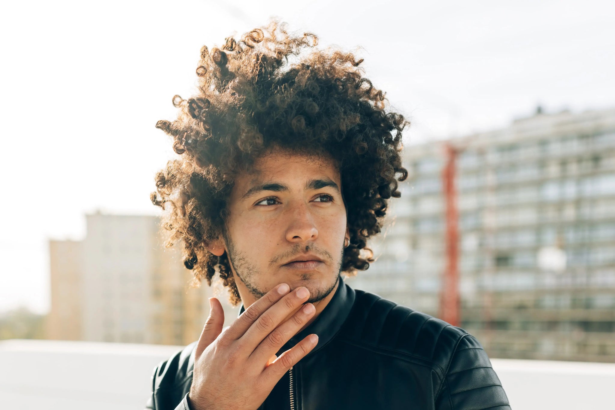 como cortar cabelo cacheado masculino em casa