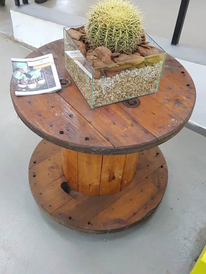 mesa de bobina de madeira