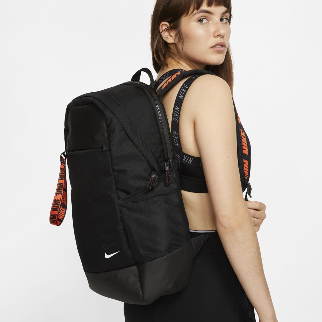 Mochila Nike cores vibrantes looks