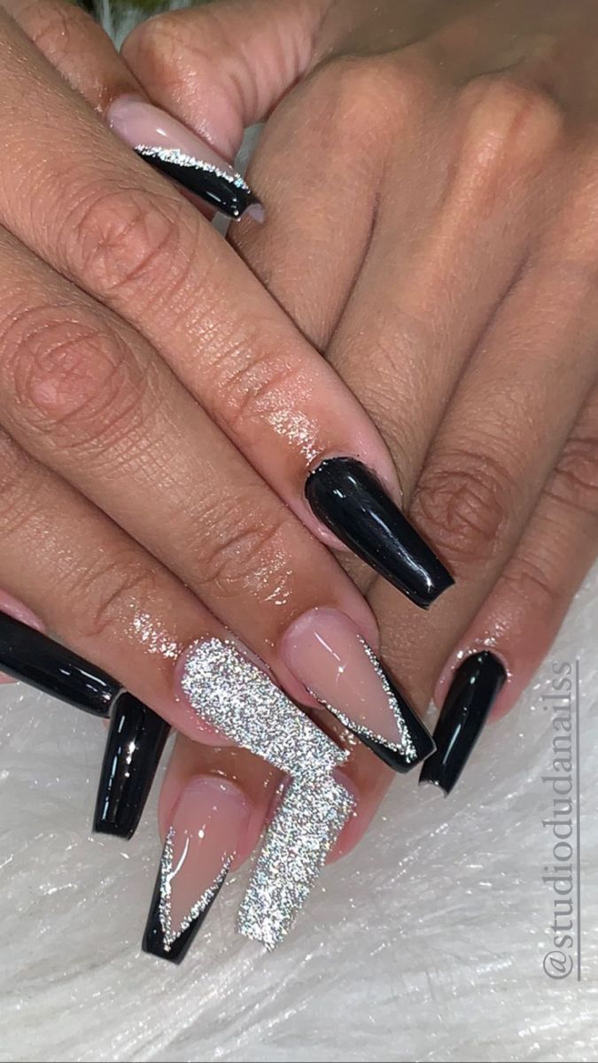 unhas pretas com branco
