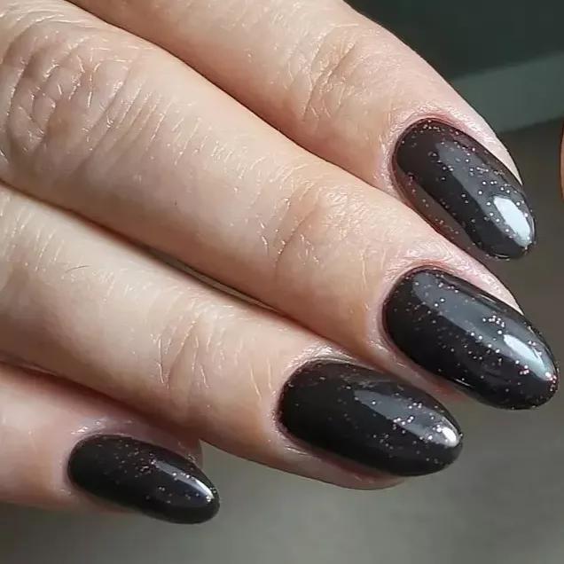 unhas pretas com pedrarias