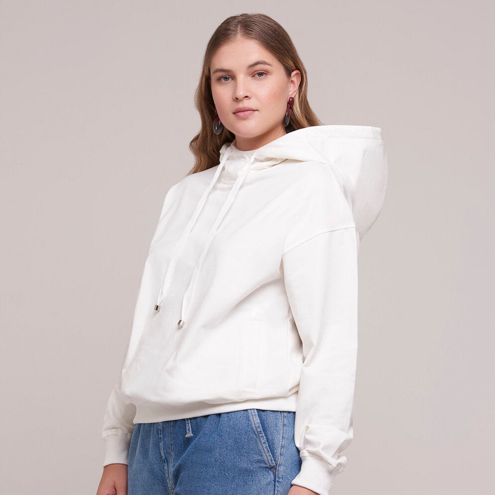 moletom branco com calça jeans lavagem escura