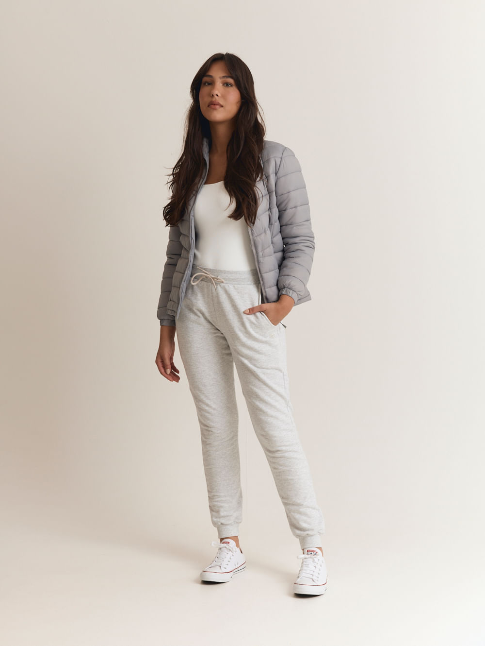 moletom branco com calça jeans lavagem escura
