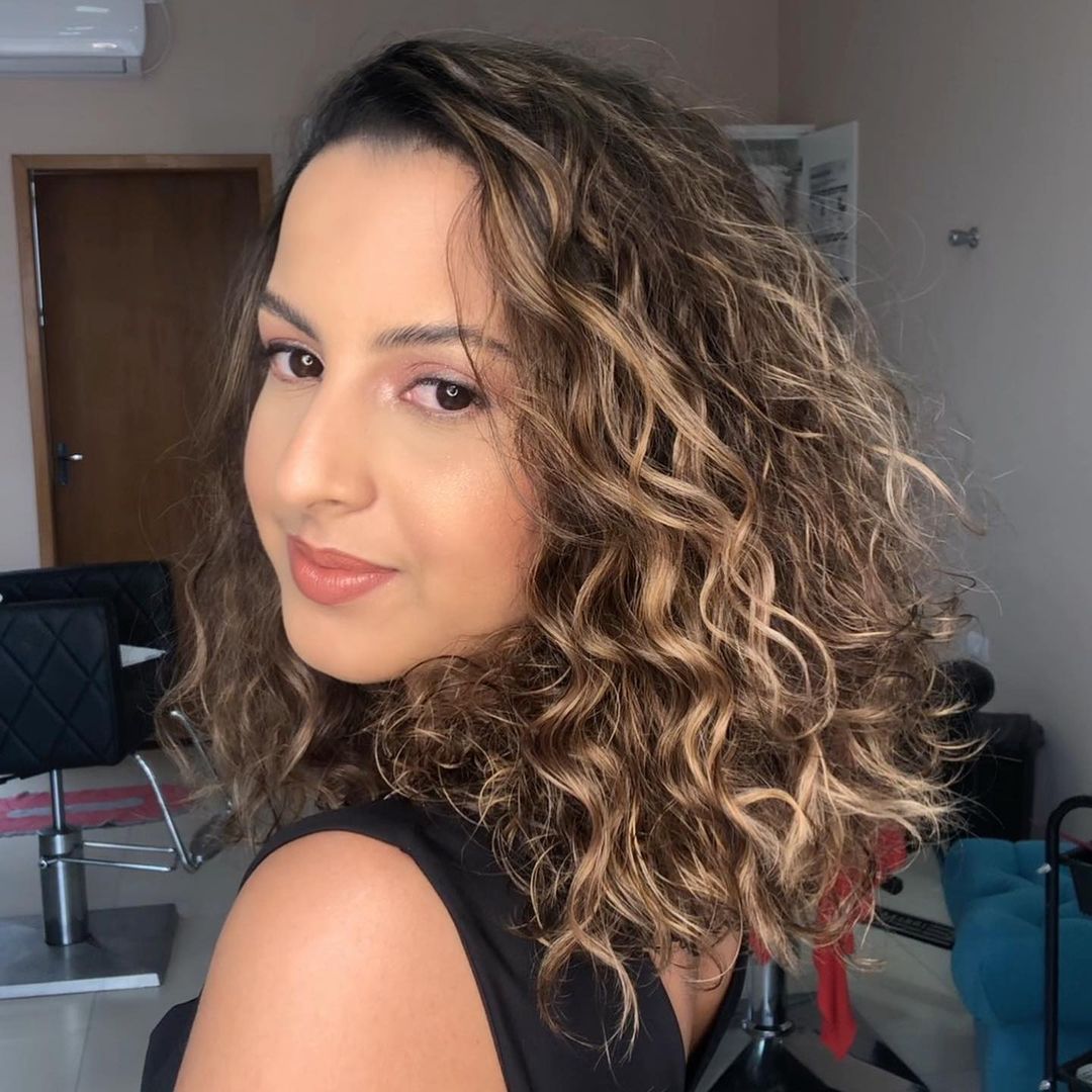 cabelo castanho iluminado