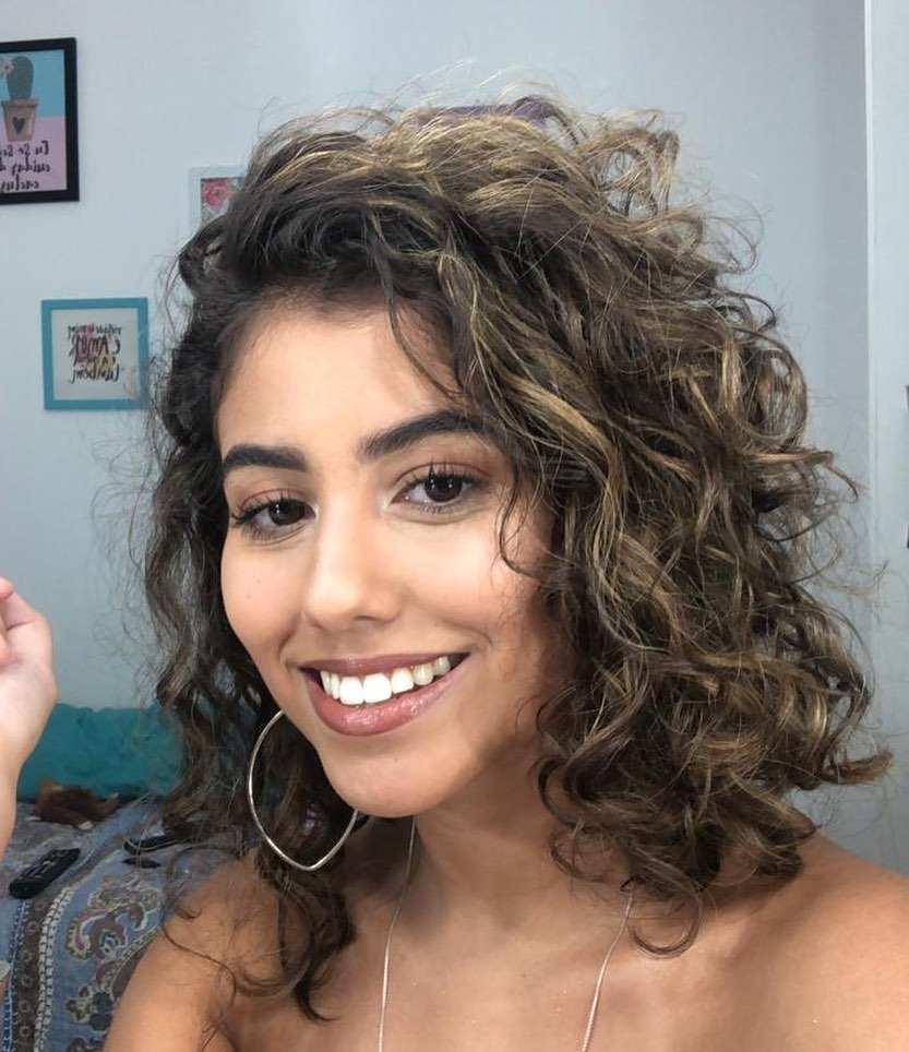 cabelo cacheado natural com mechas