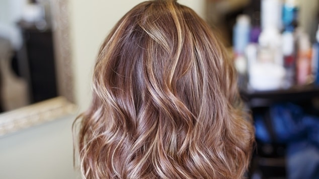 cabelo castanho iluminado liso
