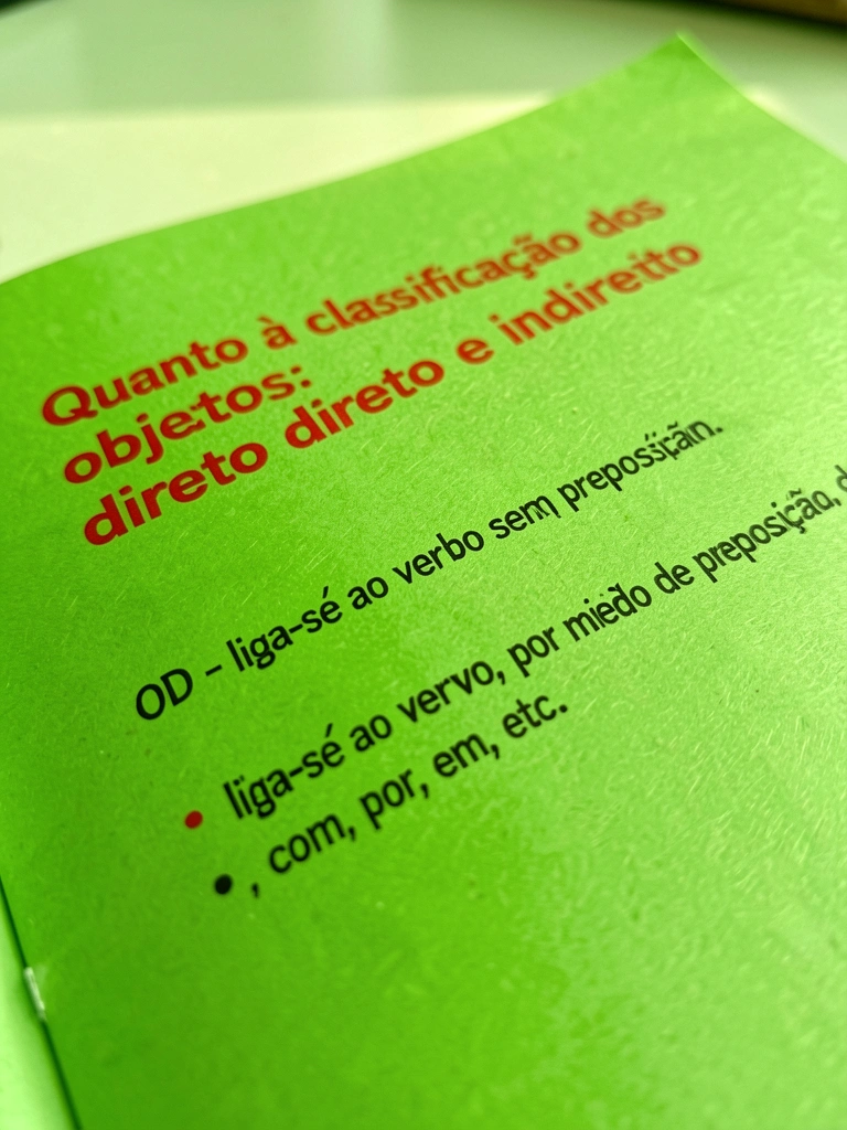 Papel verde claro com texto 