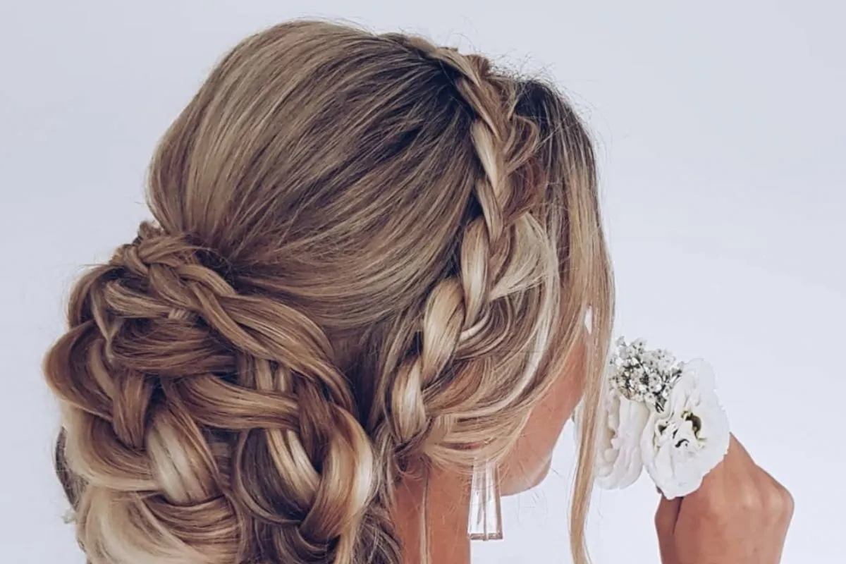 penteado para casamento cacheado