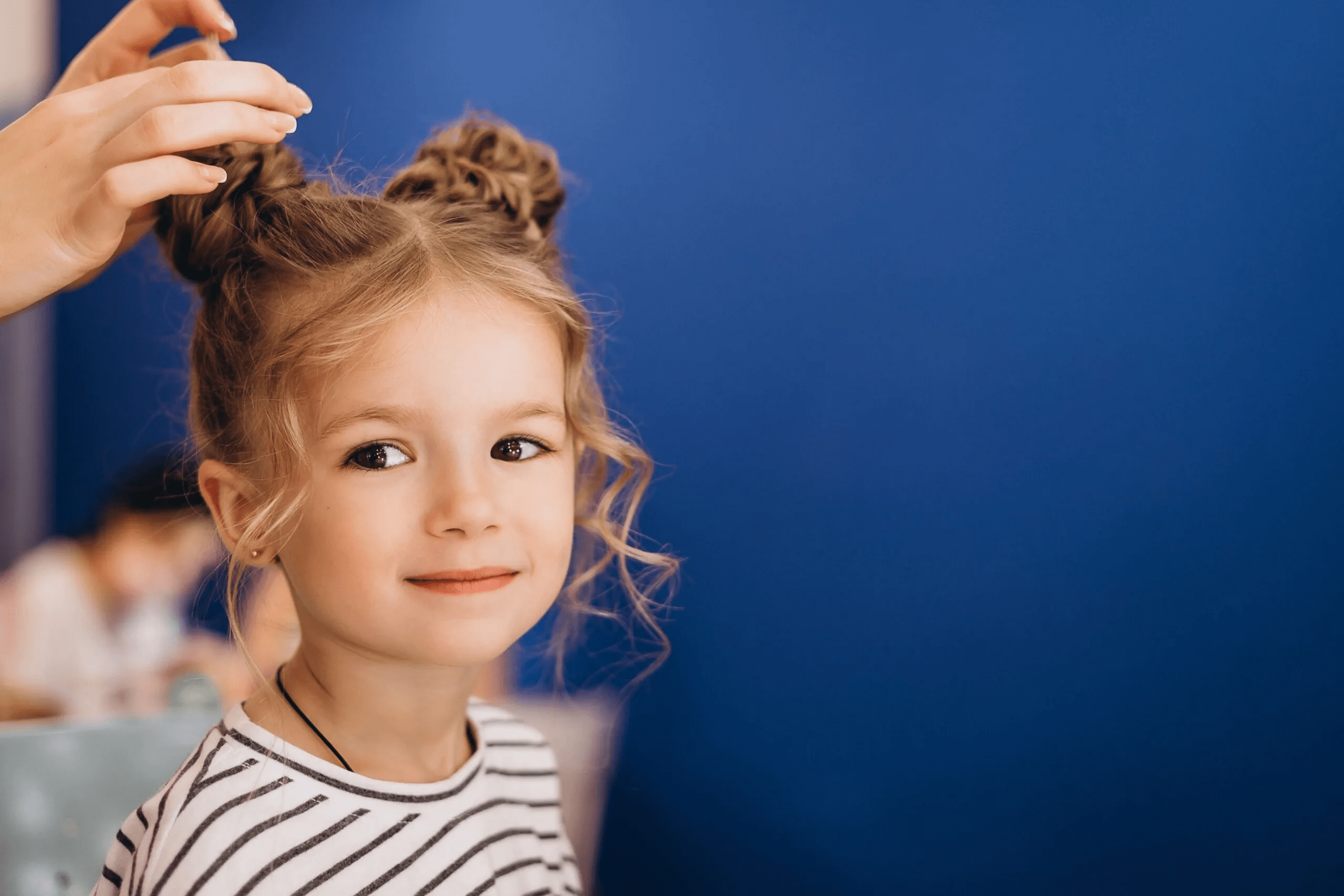 penteado para menino com cabelo longo