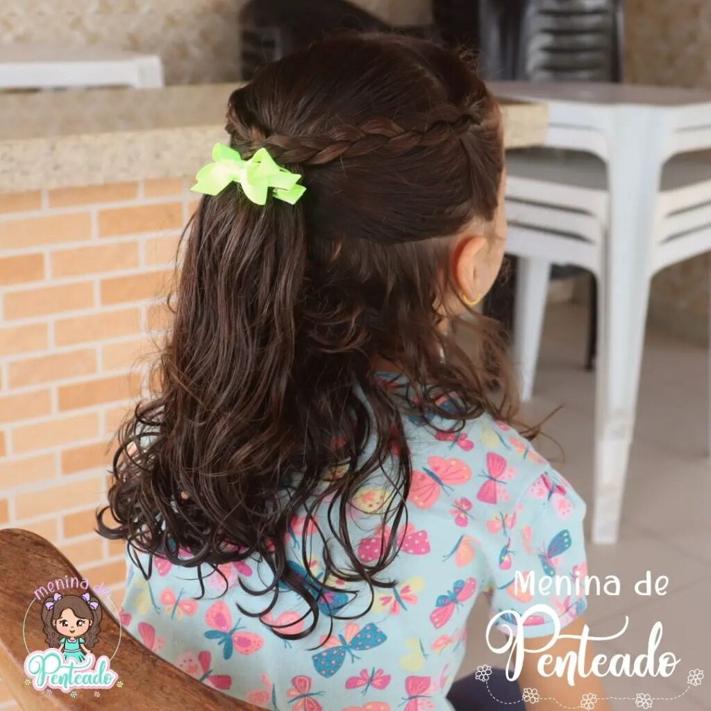penteado infantil com elástico colorido