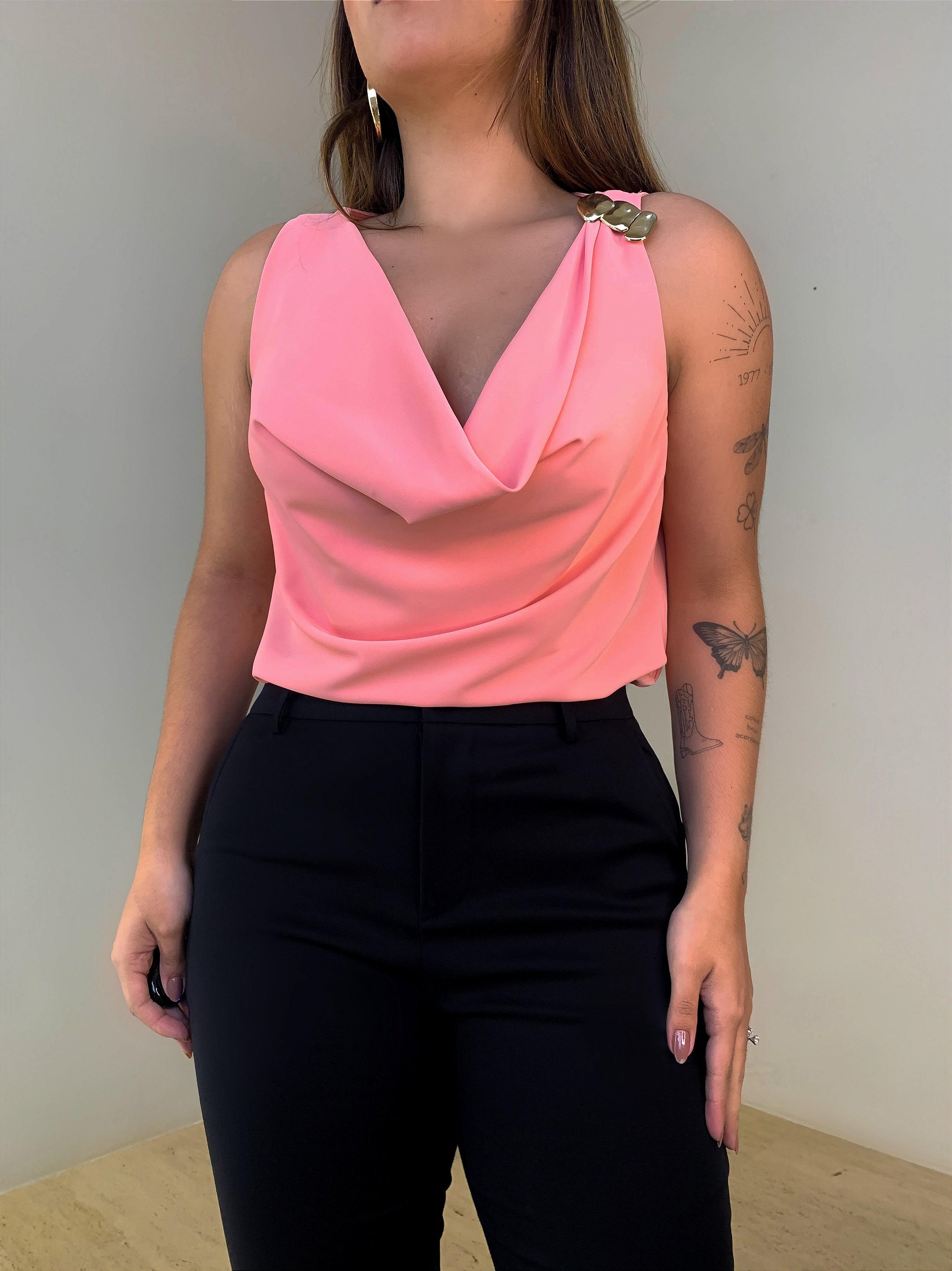 variedade de pêssego com casca rosa