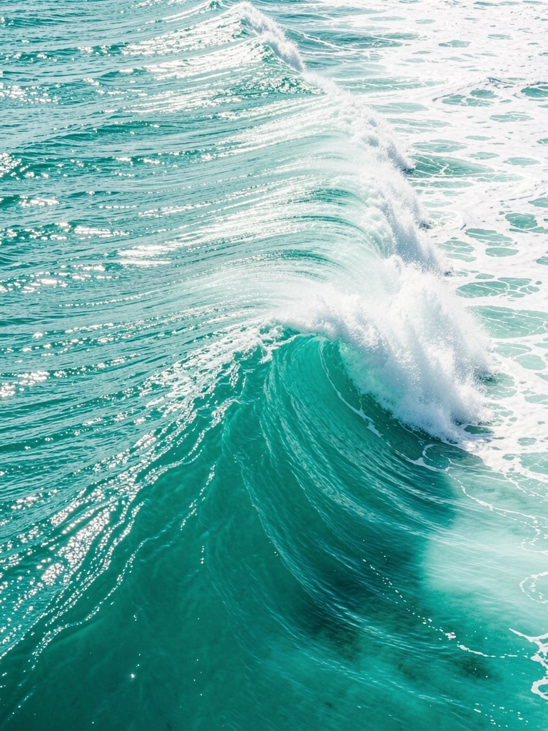 Onda turquesa poderosa com crista de espuma branca e reflexos do sol, textura e movimento intensos em luz natural de dia.