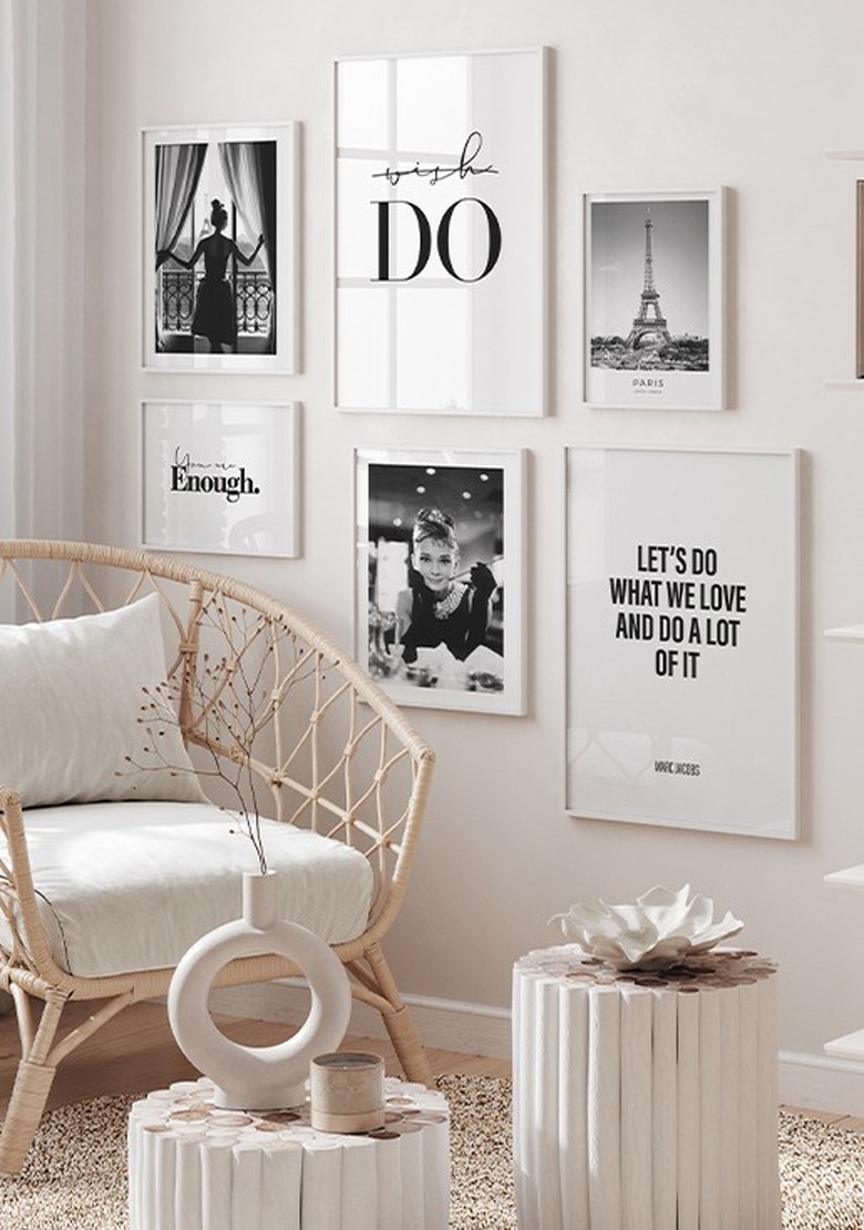 quadro preto e branco com moldura