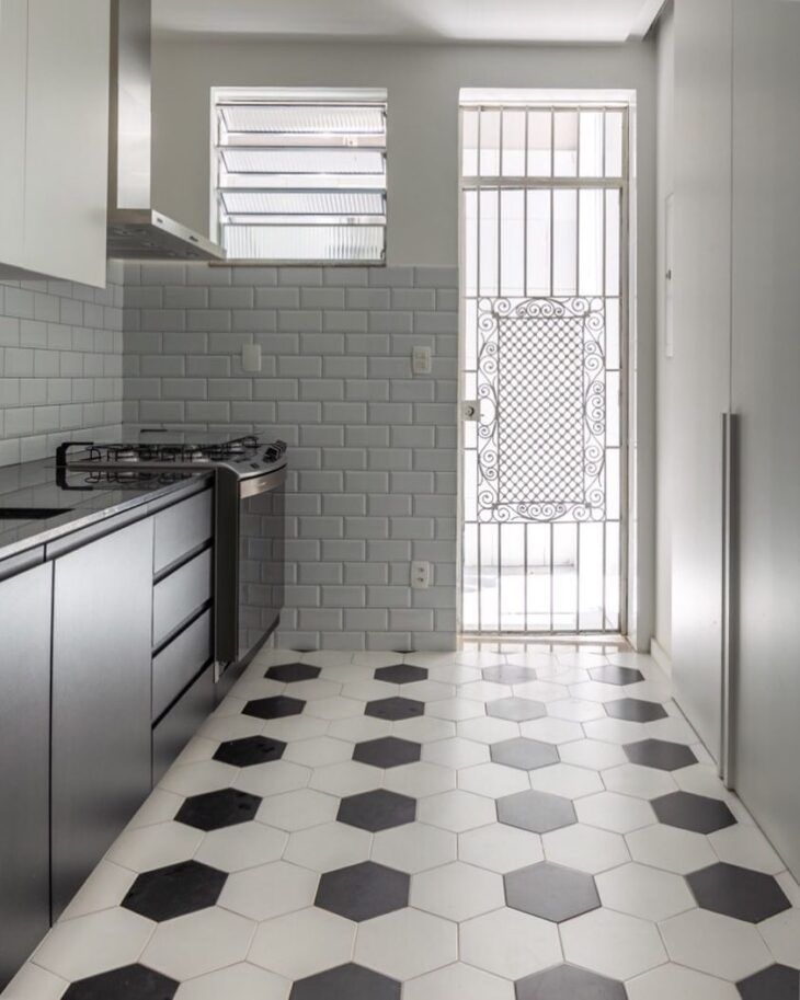 piso xadrez preto e branco