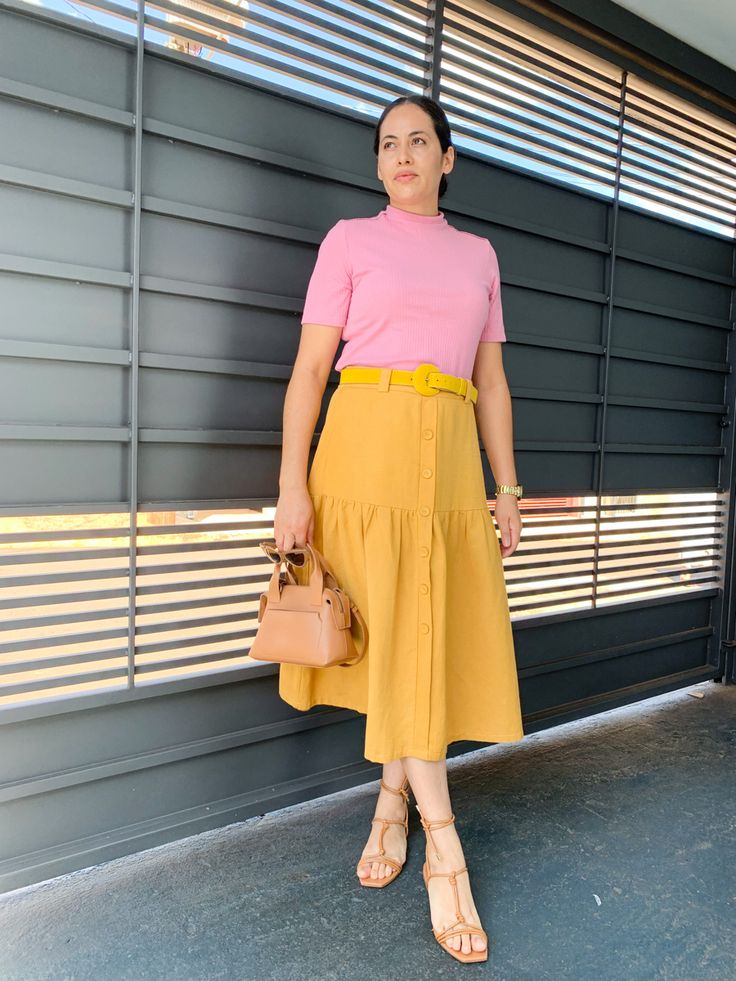 saia amarela curta com que blusa