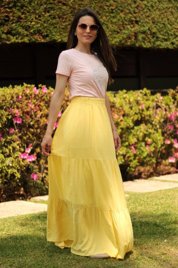 looks com saia amarela e blusa preta