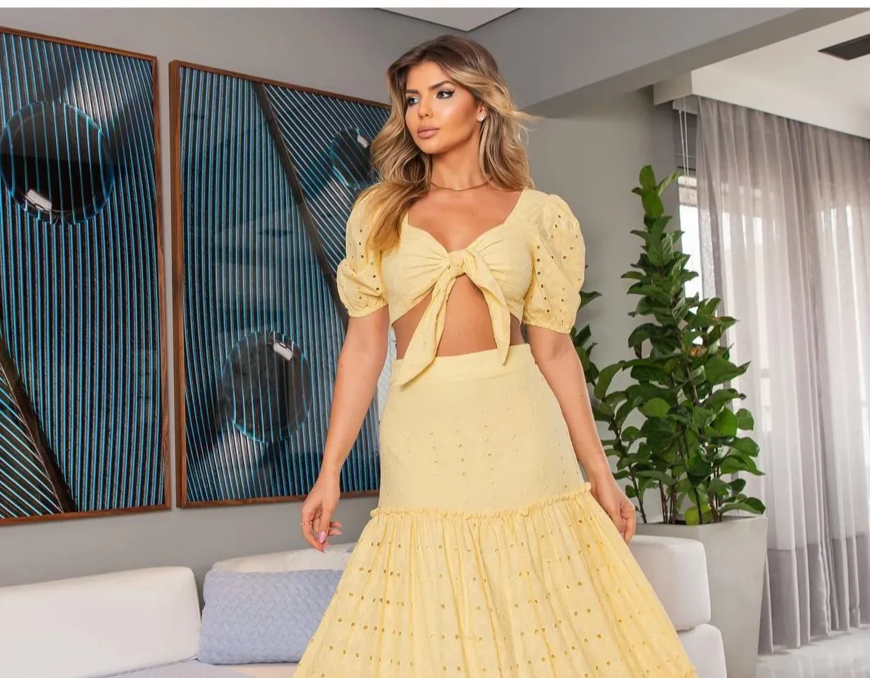 saia amarela estampada com que blusa