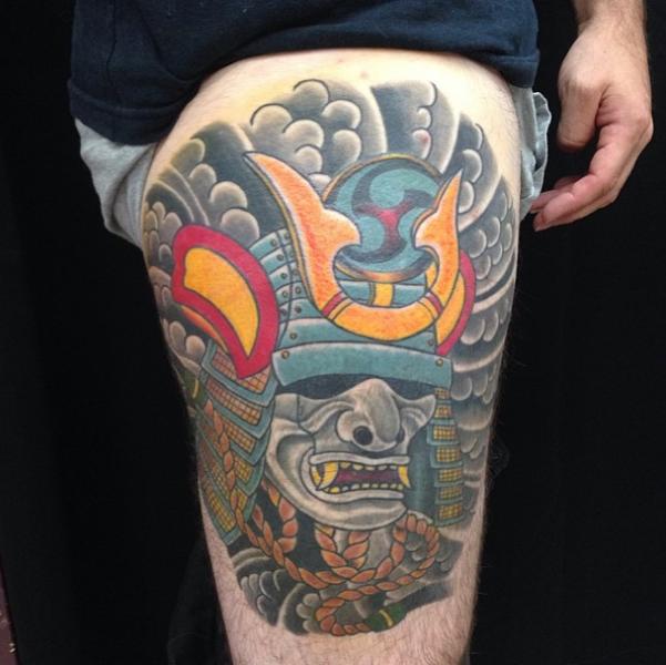 tatuagem lettering coxa masculina
