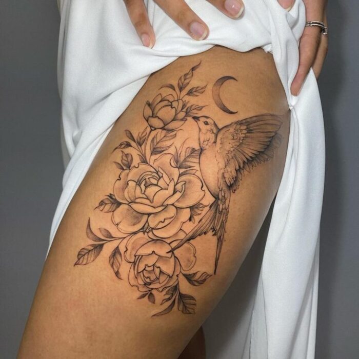 tatuagem coxa discreta