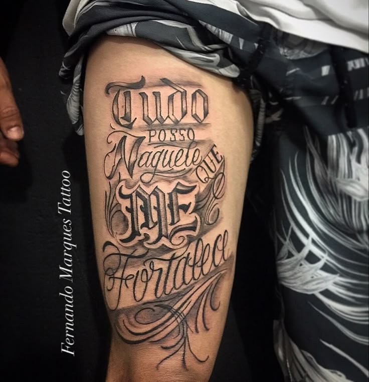 tatuagem coxa discreta