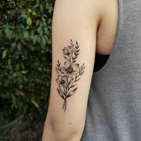 tatuagem delicada atrás do braço