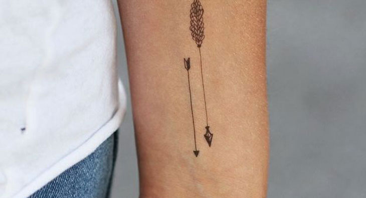 tatuagem delicada atrás do braço
