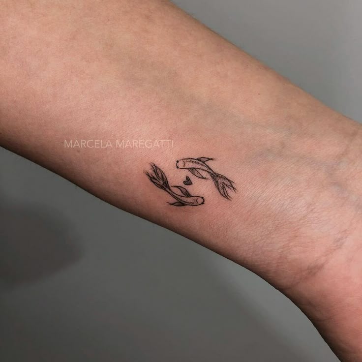 tatuagem peixes atrás da orelha
