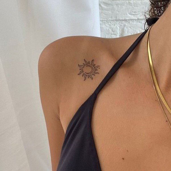 tatuagem constelação peixes delicada