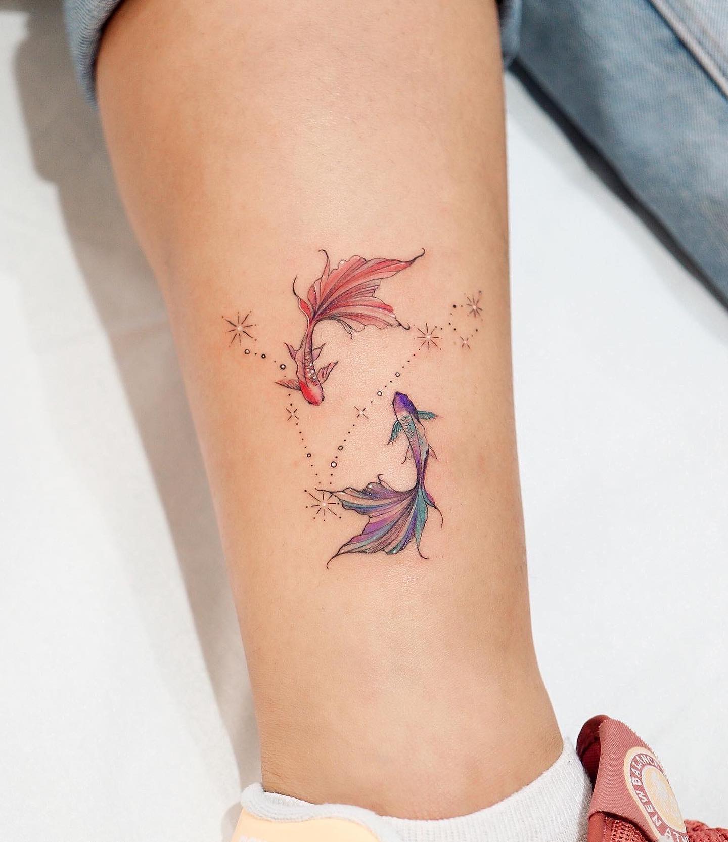 tatuagem constelação peixes delicada