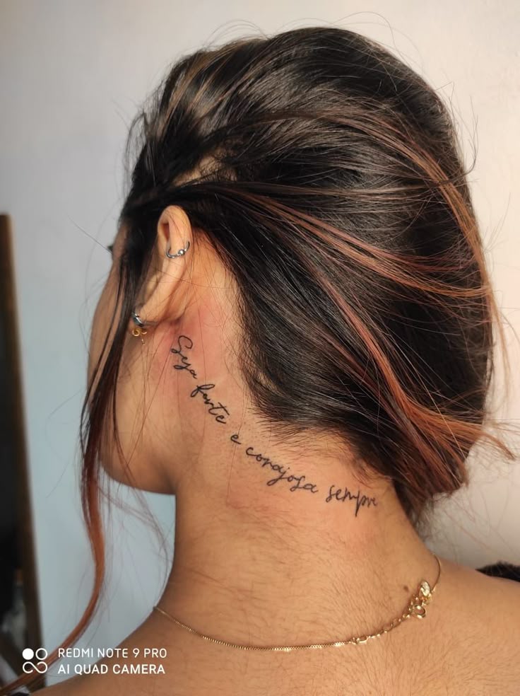 tatuagem frase pescoço