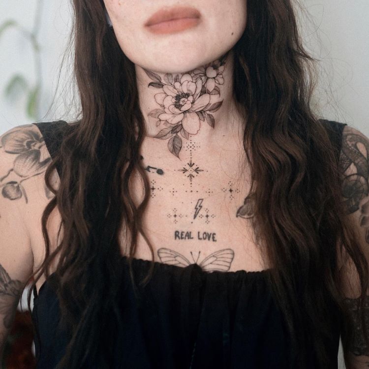 tatuagem escrita fina pescoço