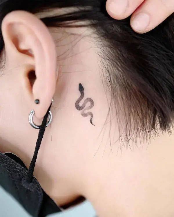 tatuagem masculina pescoço escrita
