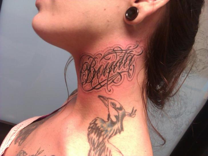 tatuagem feminina pescoço escrita