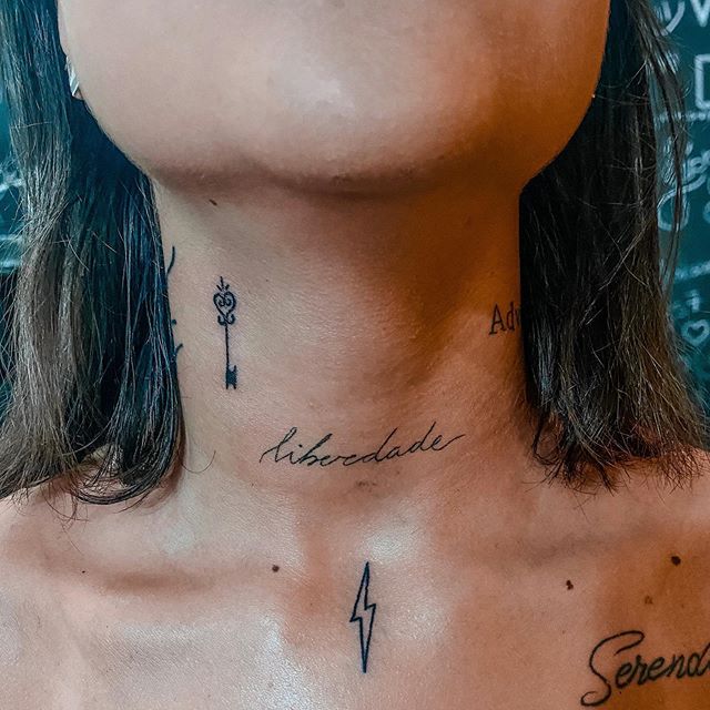 dor tatuagem pescoço