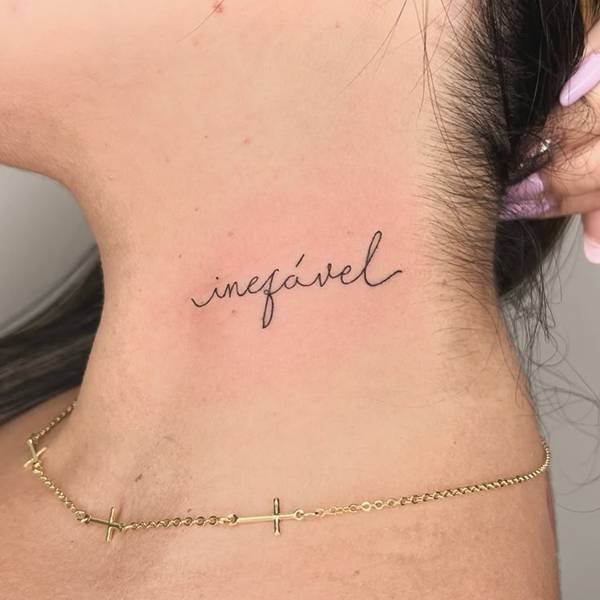 tatuagem escrita fina pescoço