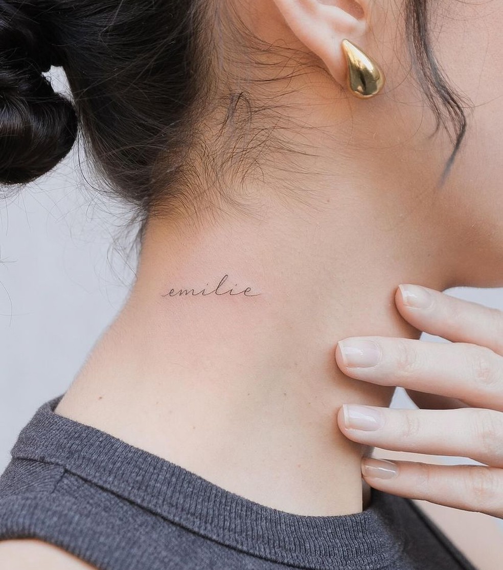 tatuagem masculina pescoço escrita