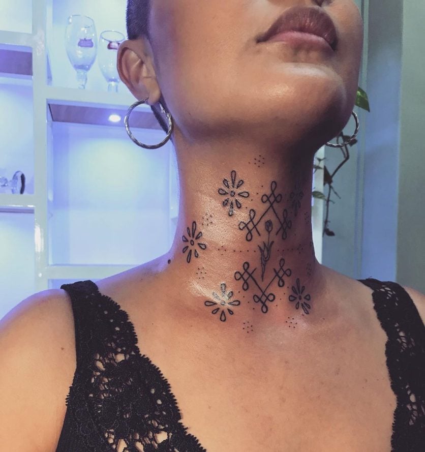 tatuagem feminina pescoço escrita