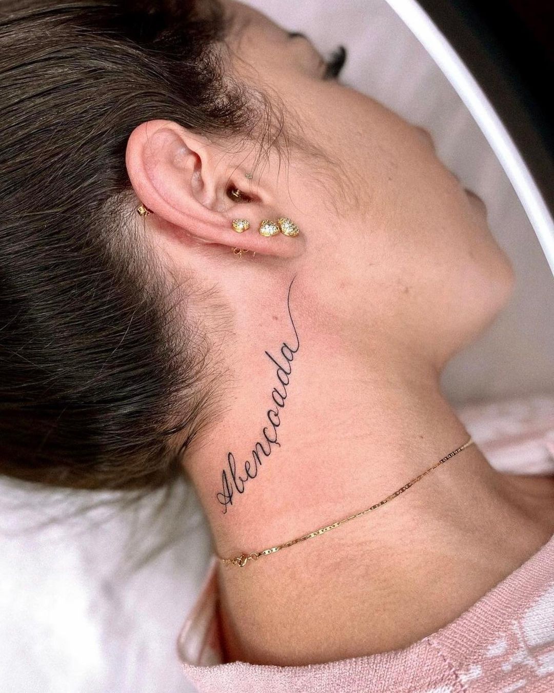 dor tatuagem pescoço