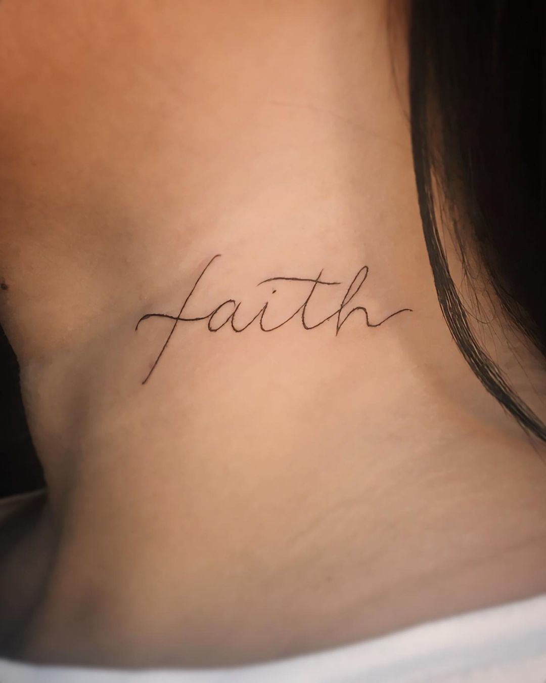 onde fazer tatuagem escrita pescoço