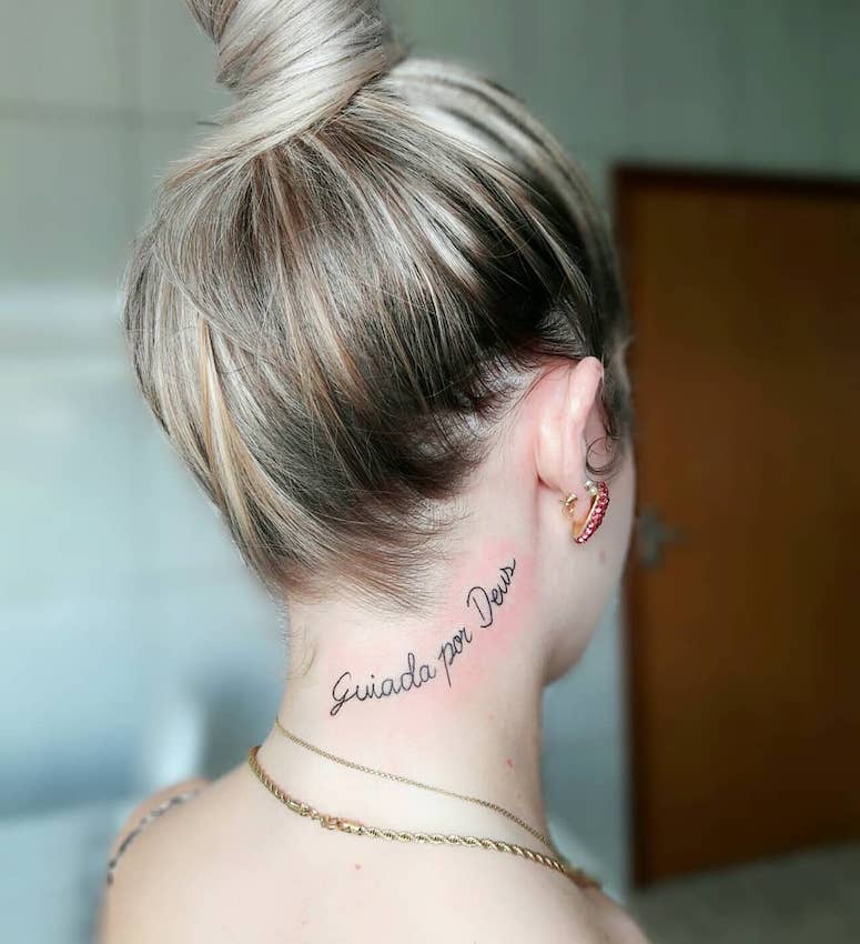 ideias tatuagem pescoço escrita