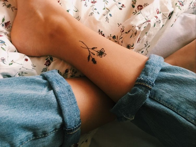 tatuagem atrás da orelha feminina