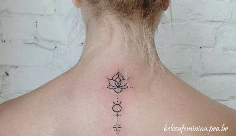 tatuagem de flor pequena