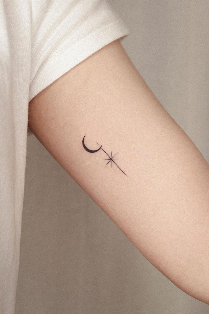 tatuagem atrás da orelha feminina