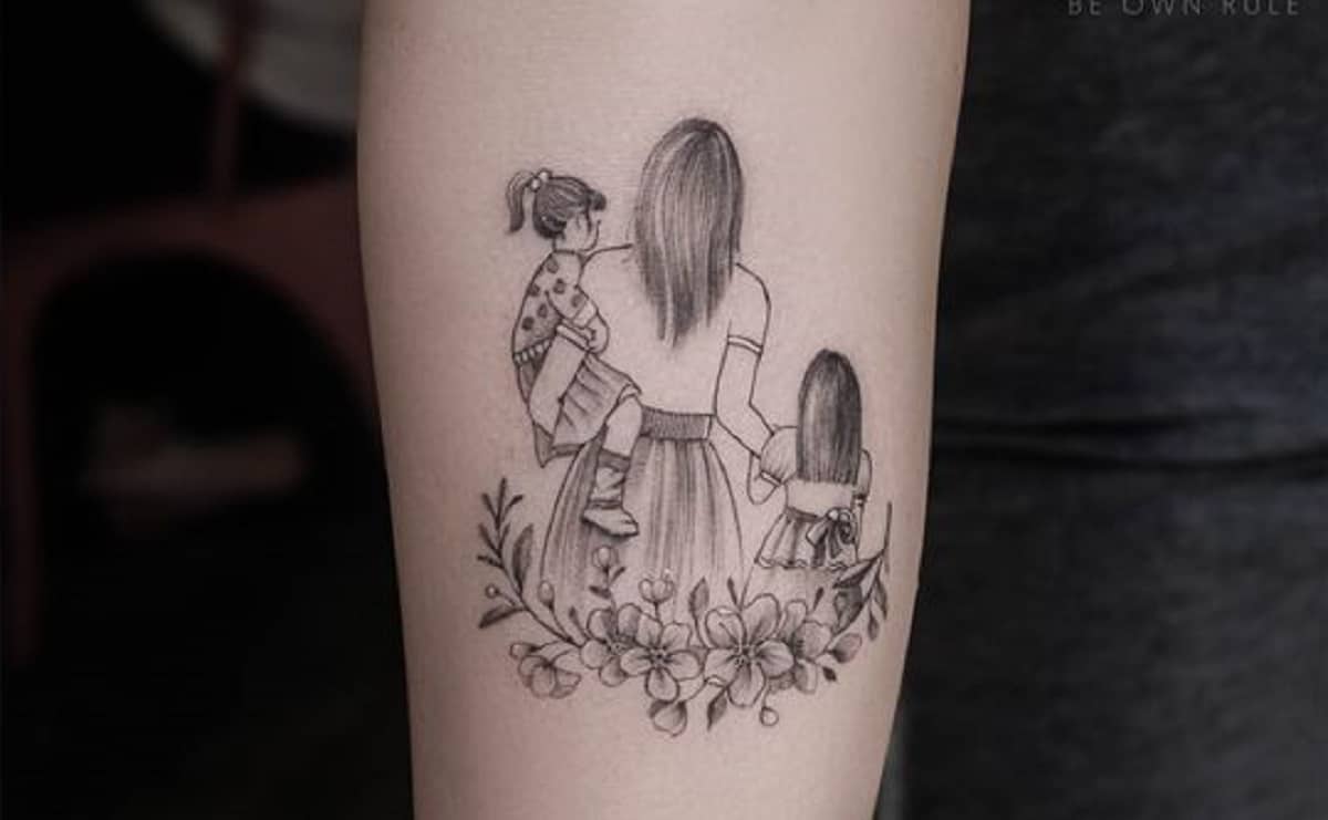 desenho tatuagem mãe e 3 crianças balanço